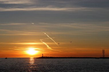 Denizin üzerinde gün batımı