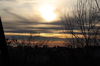 Şehirde günbatımı