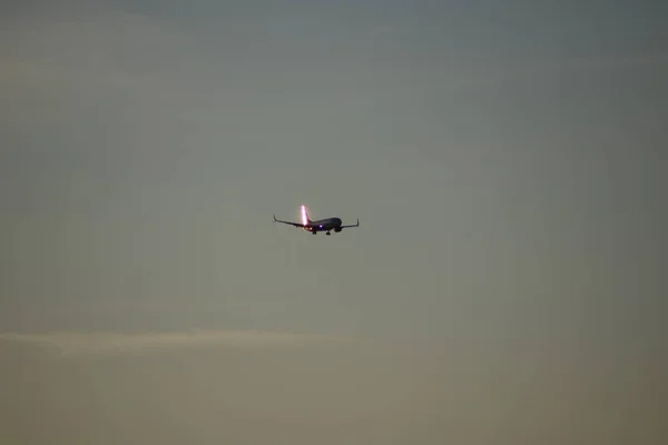 空を飛ぶ飛行機 — ストック写真