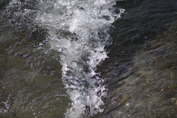 Wasser Fließt Über Felsen — Stockfoto