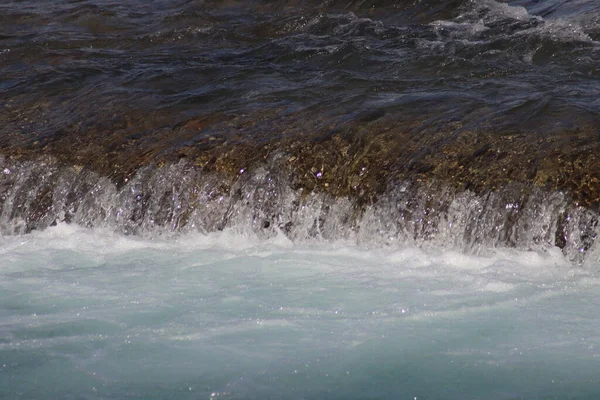 Agua Que Fluye Sobre Rocas —  Fotos de Stock