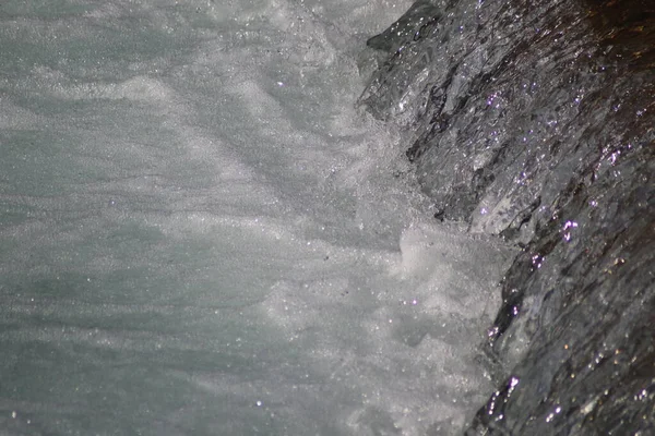Acqua Che Scorre Sulle Rocce — Foto Stock