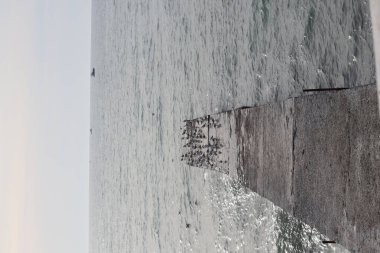 Deniz ve sahil üzerinde gün batımı