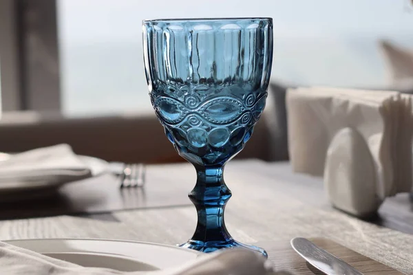 餐厅桌子上的蓝色玻璃杯 — 图库照片