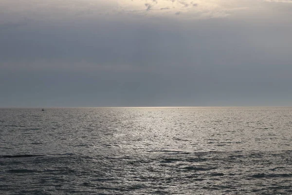 Ηλιοβασίλεμα Πάνω Από Θάλασσα Και Παραλία — Φωτογραφία Αρχείου