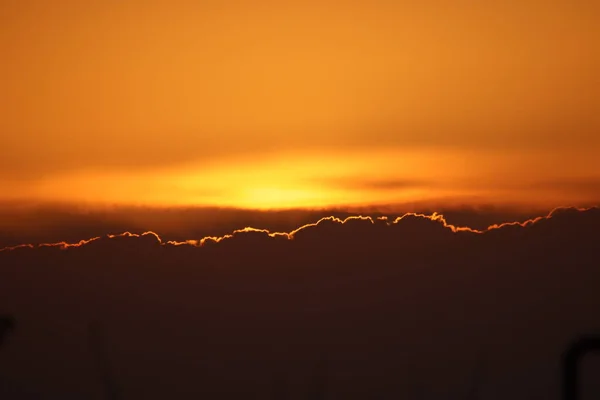 Céu Nos Raios Pôr Sol Sobre Cidade — Fotografia de Stock