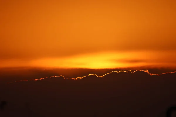 Niebo Promieniach Zachodzącego Słońca Nad Miastem — Zdjęcie stockowe