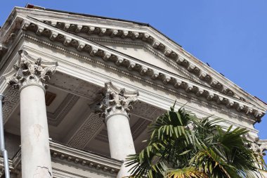 Terk edilmiş eski bir sanatoryum binası.