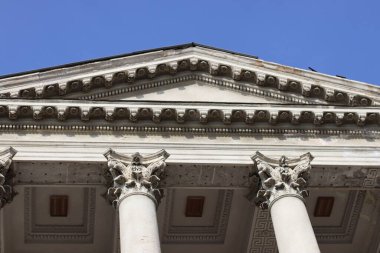 Terk edilmiş eski bir sanatoryum binası.