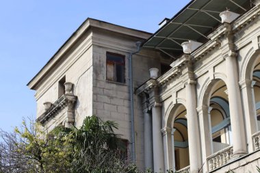 Terk edilmiş eski bir sanatoryum binası.