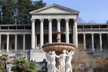 Terk edilmiş eski bir sanatoryum binası.