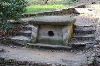 Parktaki taş bebekler