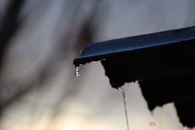 Çatıdan su damlıyor.