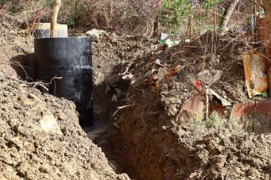 Toprağa kazılmış bir siper.