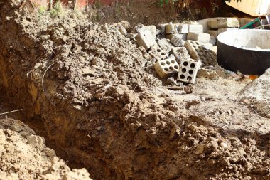 Toprağa kazılmış bir siper.