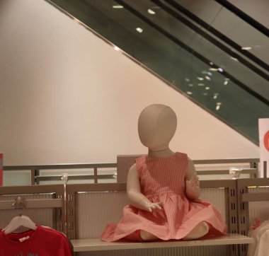 Bebek mankeni dükkanda.