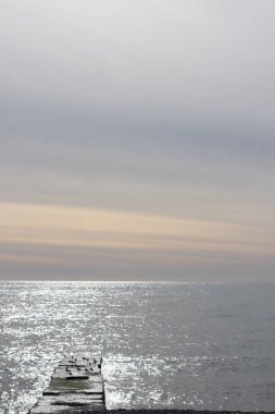 Denizin üzerinde gün batımı