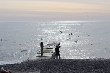 Denizin üzerinde gün batımı