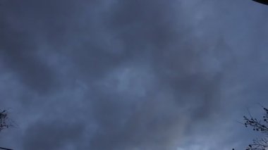 Suya yansıyan bulutlar