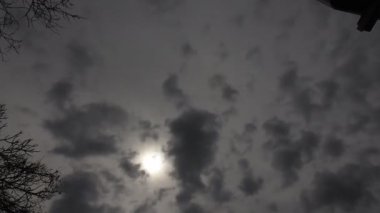 gökyüzünde hareket eden bulutlar