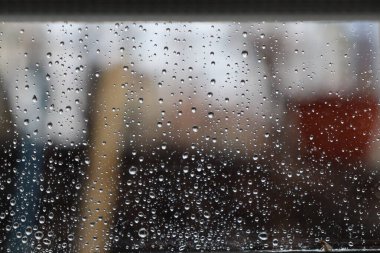 Pencereye yağmur damlaları