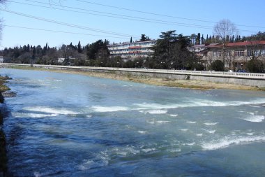 Nehir şehirde akıyor.