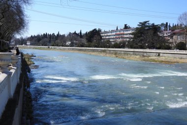 Nehir şehirde akıyor.