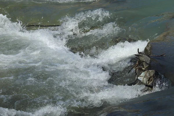 Acqua Che Scorre Veloce Nel Fiume — Foto Stock