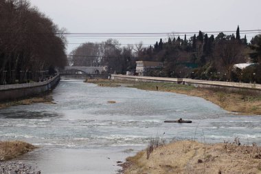 Nehir şehirde akıyor.