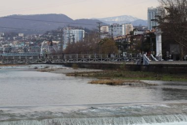 Nehir şehirde akıyor.