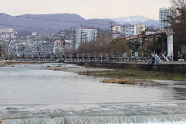 Nehir şehirde akıyor.