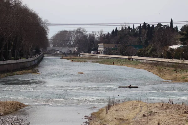 Река Текущая Городе — стоковое фото