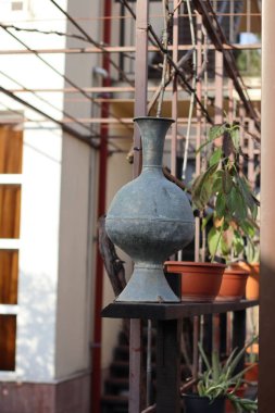 Raftaki antika bakır sürahi.