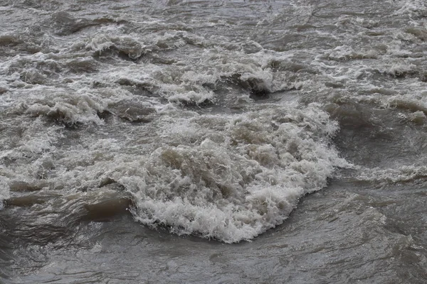 Nehirde kaynayan çamurlu su