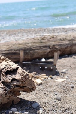 Piknikten sonra atılmış barbekü.