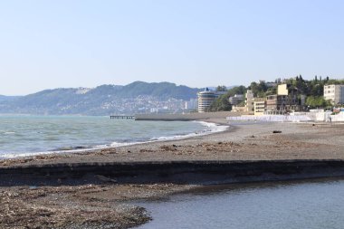 Sahilde dalgalar kopuyor