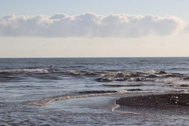 Deniz manzarası ve üzerindeki bulutlar