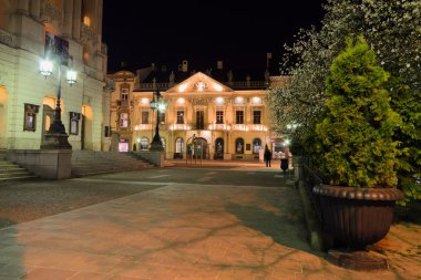 Hlavna Ulica için gece görünümü