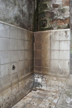 Terk edilmiş banyo