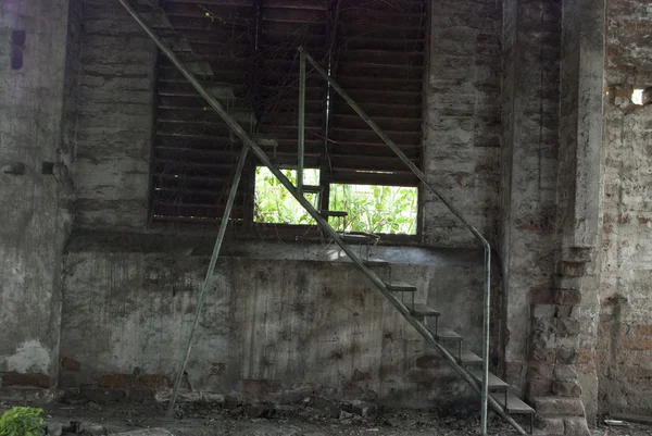 terk edilmiş penceresi