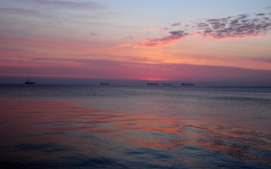 Polonya Baltık Denizi üzerinde güzel parlak gündoğumu