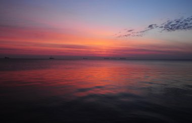 Polonya Baltık Denizi üzerinde güzel parlak gündoğumu