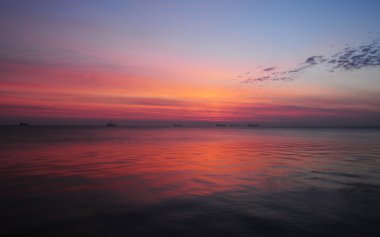 Polonya Baltık Denizi üzerinde güzel parlak gündoğumu