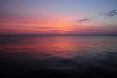 Polonya Baltık Denizi üzerinde güzel parlak gündoğumu