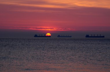 Polonya Baltık Denizi üzerinde güzel parlak gündoğumu