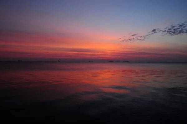 Hermoso amanecer brillante sobre el mar Báltico en Polonia — Foto de Stock