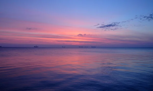 Hermoso amanecer brillante sobre el mar Báltico en Polonia — Foto de Stock