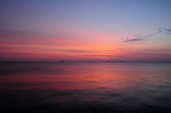 Hermoso amanecer brillante sobre el mar Báltico en Polonia — Foto de Stock