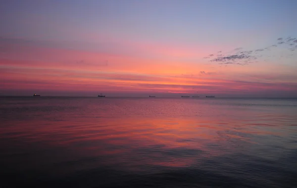 Hermoso amanecer brillante sobre el mar Báltico en Polonia — Foto de Stock