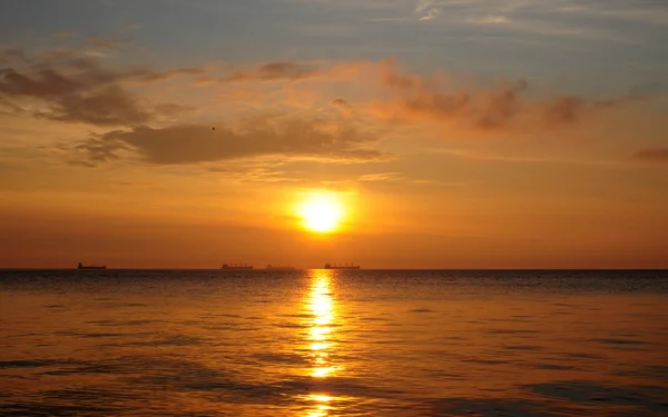 Salida del sol sobre el mar Báltico en Polonia — Foto de Stock